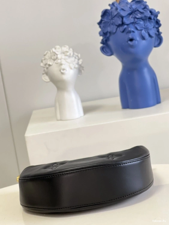 LOUIS VUITTON THE MOON OVER 0518